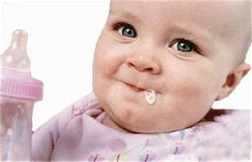 溢奶和吐奶有什么区别 溢奶和吐奶有什么区别图片