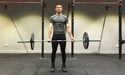 硬拉后下背酸怎么办啊（硬拉下背部酸痛）