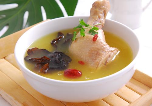 女人冬季感冒吃什么好（女人冬天感冒了吃点什么比较好）