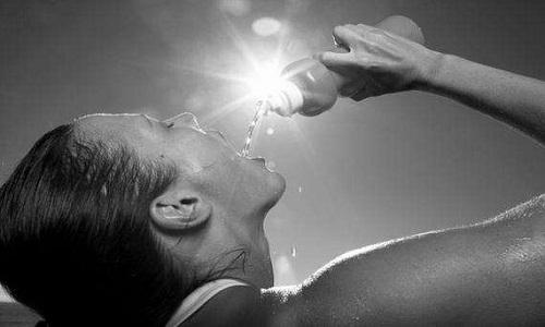 热水和冷水哪个更解渴（热水解渴还是冷水）