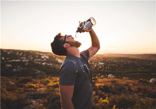 男人吃饭头部出大量汗是什么原因 男生吃饭满头大汗什么原因