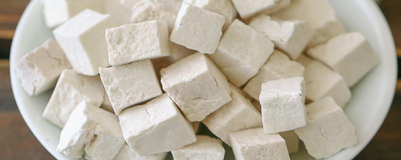 白茯苓泡水一次放几块（茯苓和白术泡水一天多少量）