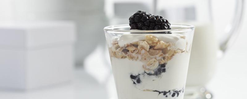 喝酸奶有助于睡眠吗（喝酸奶有助于睡眠吗好吗）