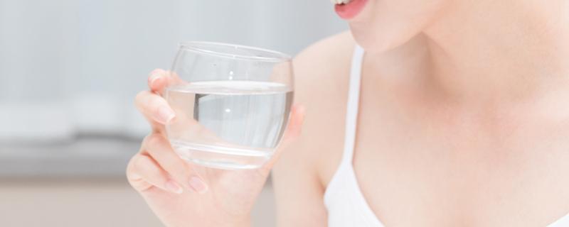早上空腹可以喝盐水吗 早上起来能空腹喝盐水吗
