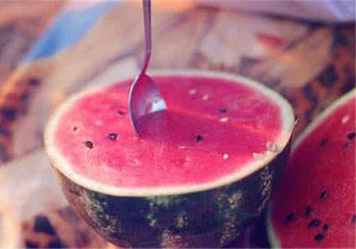 中暑后可以吃西瓜吗（中暑的可以吃西瓜吗）