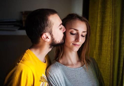 月经前有暗红色的血吗 月经期间血是暗红色的