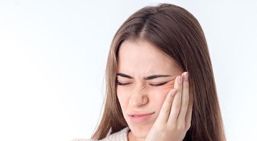 牙龈肿痛为什么晚上更严重（牙龈肿痛为什么到晚上特别疼）