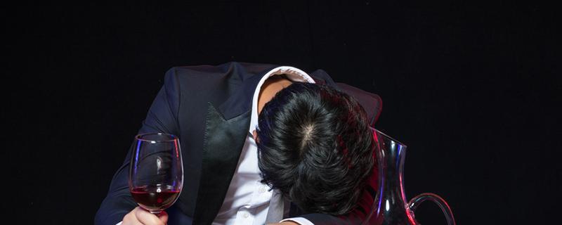 喝醉酒后一直吐会有生命危险吗（喝醉酒吐出来了还有危险吗）