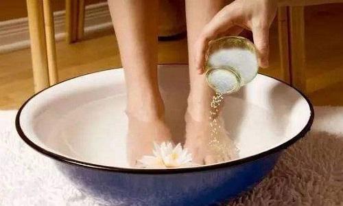 秋天用盐泡脚的好处 秋天用盐泡脚的好处与坏处