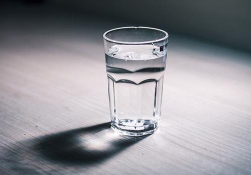 喝水要怎么喝最好 喝水用什么喝