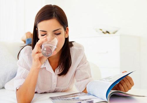 喝水想吐反胃是怎么回事（喝水反胃想吐怎么办）