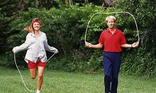 跳绳时胸口痛怎么回事(跳绳时胸口痛怎么回事女性)