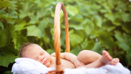 婴儿晒太阳晒哪里（婴儿晒太阳晒哪里?）