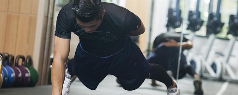 做俯卧撑能使肩膀变宽吗 做俯卧撑能使肩膀变宽吗视频