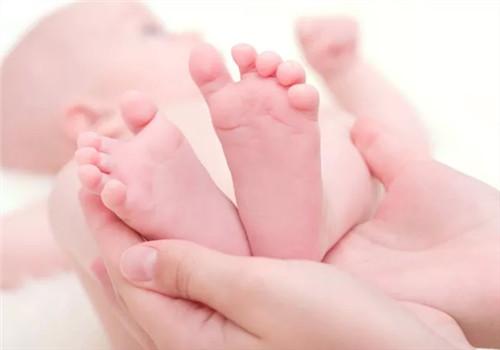 给孩子洗脚要注意什么 新生儿要不要洗脚