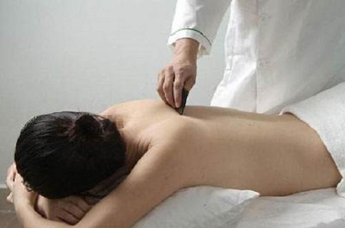 刮痧对乳腺增生有用吗 给乳房刮痧可以预防乳腺增生吗