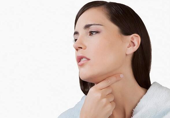 喉咙卡痰是什么原因 为何喉咙总是会卡痰？原因竟然是…