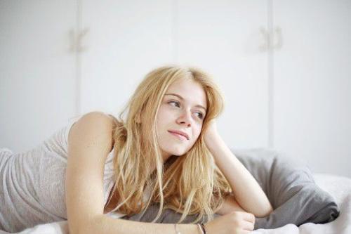 女性起床口臭怎么回事（女孩子每天起床口臭是怎么回事）