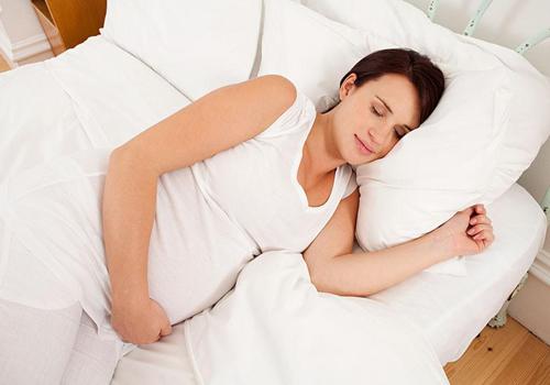 脐带绕颈跟睡姿有关系吗 脐带绕颈跟睡姿有没有关系