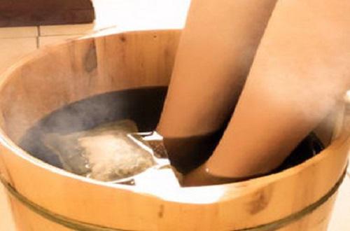 秋天可以用艾叶泡脚吗（秋天可以用艾叶泡脚吗?）