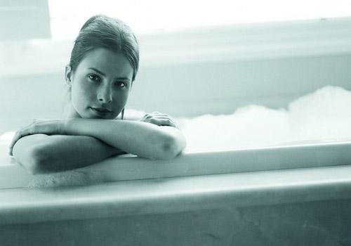 女性经期可以洗澡吗（女性月经期可以洗澡吗?）