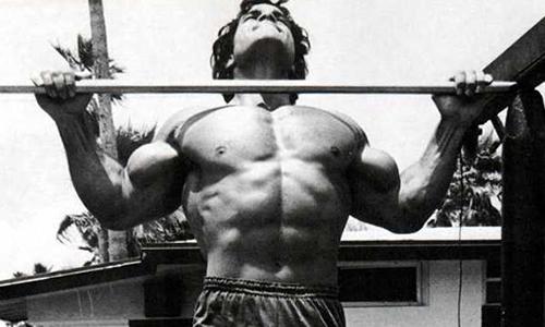 引体向上要挺胸吗（引体向上要挺胸吗为什么）