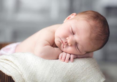 新生儿晚上不睡觉怎么办 新生儿晚上不睡觉有什么好办法