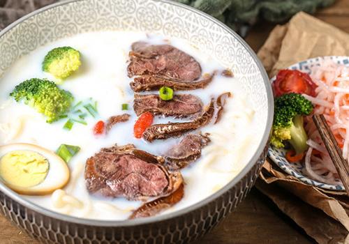 猪骨和牛骨可以一起熬汤吗 牛骨和猪骨能一起熬汤吗