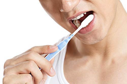 刷牙呕吐是怎么回事（刷牙呕吐是怎么回事儿）