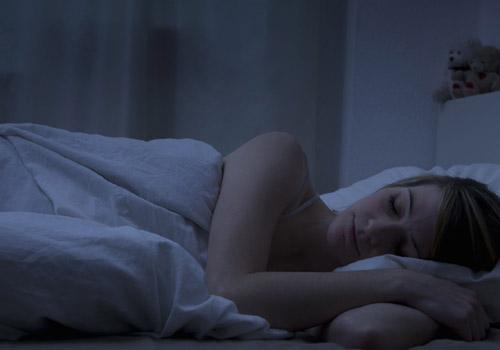 为什么睡觉越睡越困 为什么睡觉越睡越困一直做梦