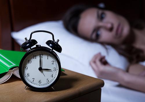 睡觉前老是胡思乱想怎么回事（睡觉前经常胡思乱想）