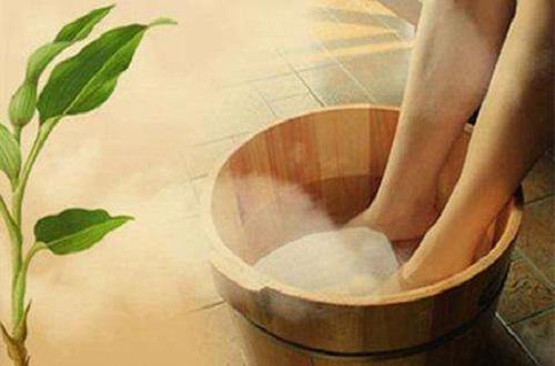 秋天泡脚的好处（秋天泡脚的好处 女性）