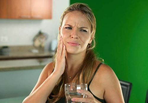 左边牙龈肿痛 左边牙龈肿痛导致半边脸和头都痛