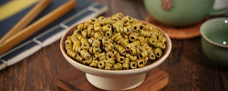 石斛空腹吃还是饭后吃好些（新鲜石斛空腹吃还是饭后吃）