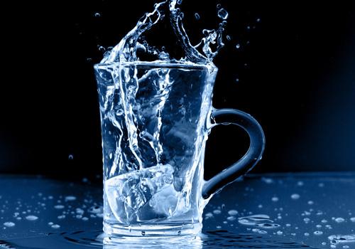 中暑可以喝冰水吗 中暑为什么不能喝冰水