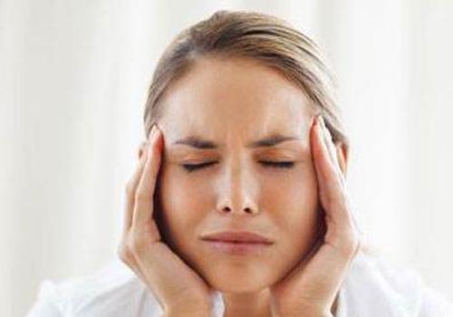 吃油腻的东西头晕头疼是怎么回事（吃了油腻东西头晕是咋回事）