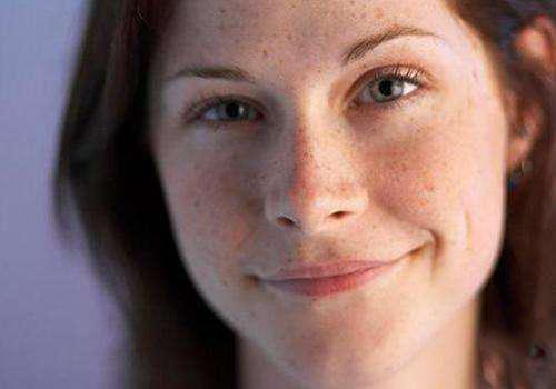 雀斑和黄褐斑的区别（雀斑和黄褐斑的区别是什么）