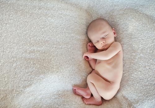 宝宝出生三天了不睁眼睛 宝宝出生三天了不睁眼睛怎么办