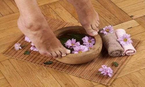 泡脚对关节炎有好处吗（什么泡脚对关节有好处）