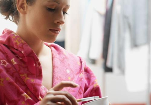 吃避孕药能抽烟吗（吃避孕药能不能抽烟）