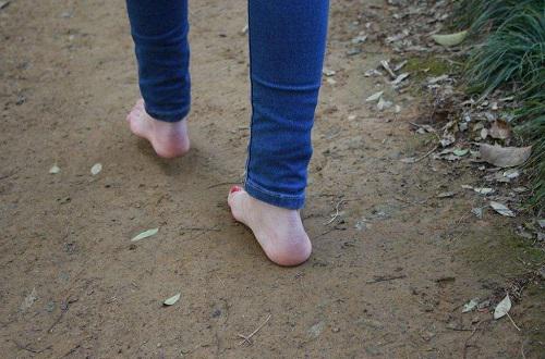 下雨天走路老是甩泥到裤子上（下雨天裤腿甩泥）