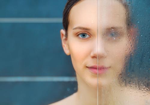 夏天洗热水澡好吗（夏天洗热水澡好吗女生）