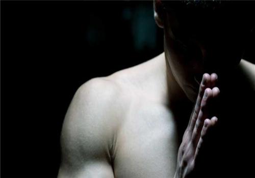 三角肌后束怎么练（三角肌后束怎么练哑铃）