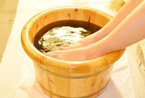 冬季用什么泡脚好（冬季拿什么泡脚好 泡脚有哪些好处）