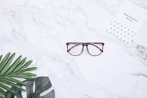 隐形眼镜那面是正面（隐形眼镜哪面是正面）