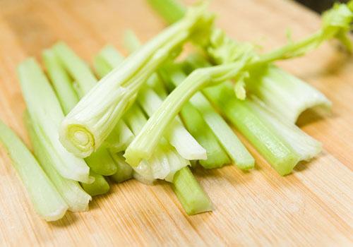 近视眼吃什么食物提高视力 近视眼吃什么食物好