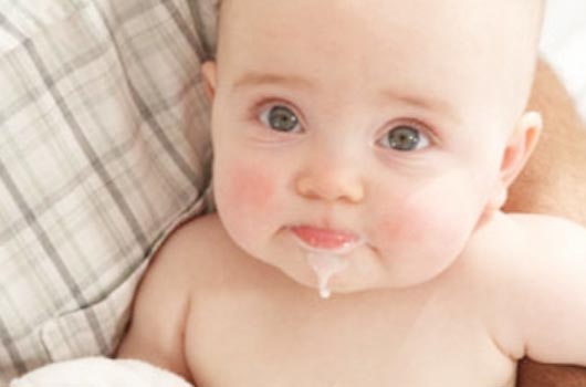 婴儿吐奶是什么原因 2个月的婴儿吐奶是什么原因