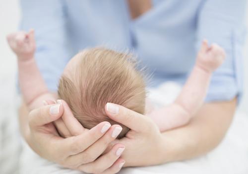 新生儿的头可以摸吗 新生儿的头能摸吗