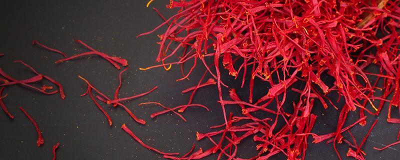 藏红花泡水来月经可以喝吗（来月经可不可以喝藏红花泡的水）