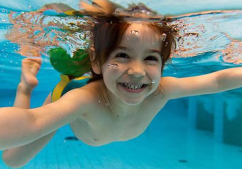 游泳会得红眼病吗（游泳会眼睛红吗）